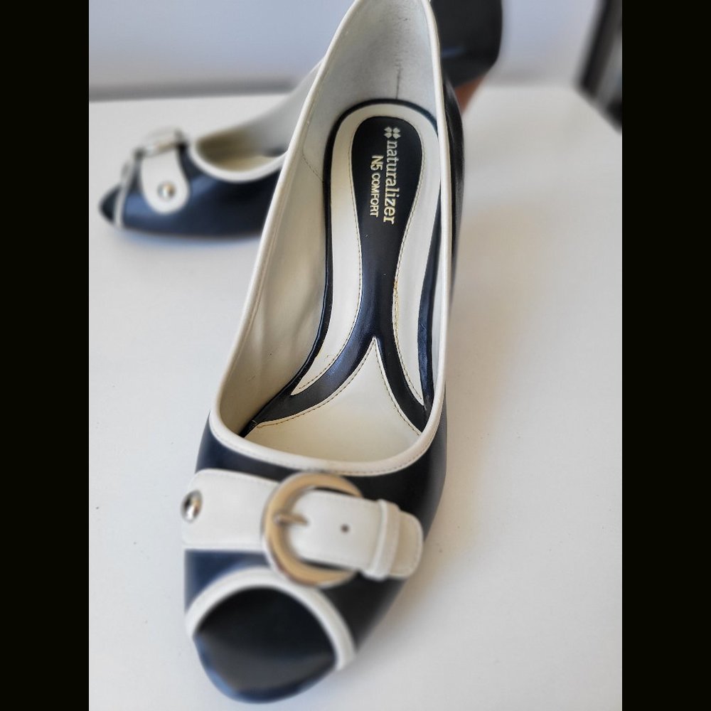 Naturalizer N5 Comfort Leather Peep Toe Pumps in Navy 8W 3" high heels
